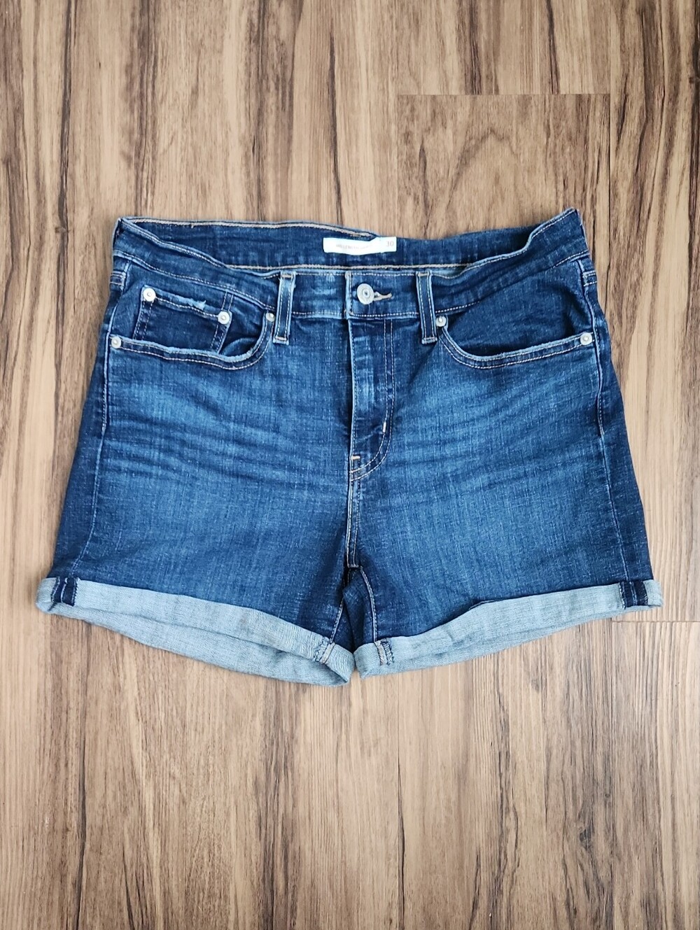 Levi's Mid Length Shorts 30" Waist 4" Inseam 10" Rise. Excellent Condition